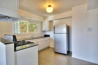 6584 Del Playa Dr in Isla Vista, CA - Building Photo - Building Photo