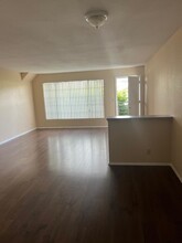 Amigo Apartments in Reseda, CA - Building Photo - Building Photo