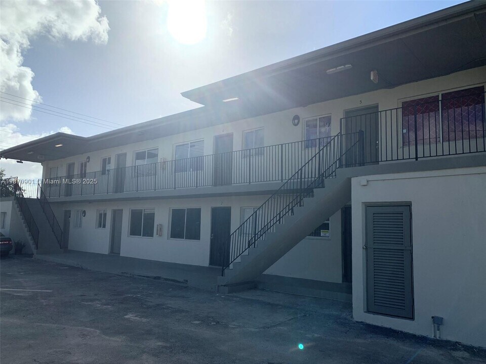 1241 SW 4th St in Homestead, FL - Foto de edificio