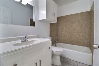 6120 S Madison Plz, Unit C in Tulsa, OK - Building Photo - Building Photo