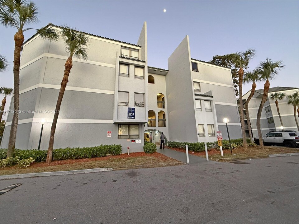 1750 N Congress Ave in West Palm Beach, FL - Building Photo