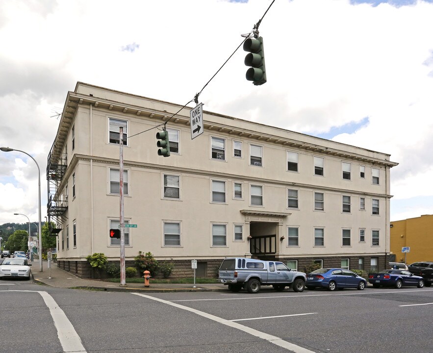 Columbia Manor in Portland, OR - Building Photo