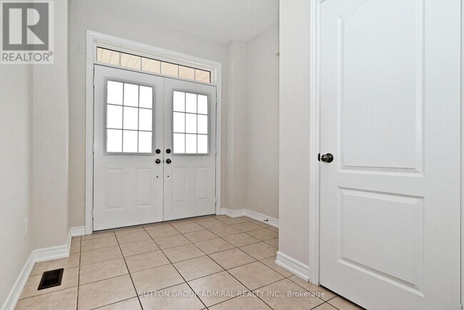 110 Southdown Ave in Vaughan, ON - Building Photo - Building Photo