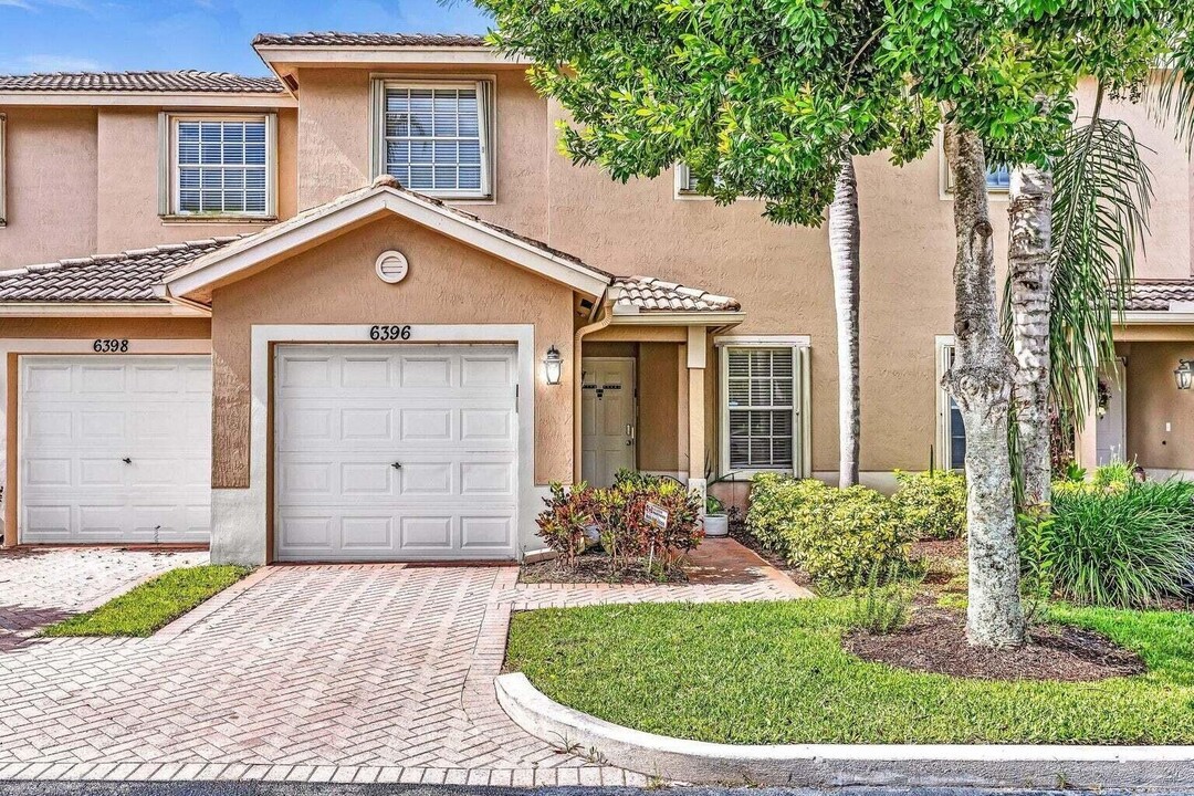 6396 Park Lake Cir in Boynton Beach, FL - Foto de edificio