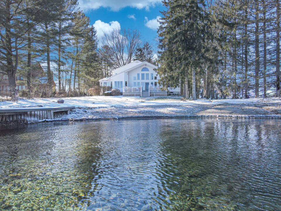 1916 W Lake Rd in Skaneateles, NY - Foto de edificio