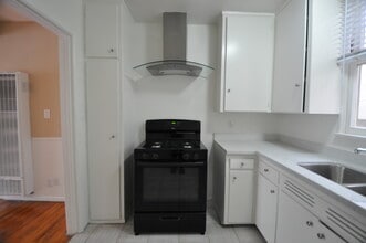 14830 Dickens St in Los Angeles, CA - Foto de edificio - Building Photo