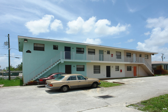 3225 Avenue  J in West Palm Beach, FL - Foto de edificio - Building Photo