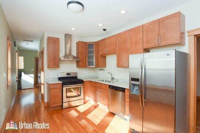 2448 N Campbell Ave, Unit J09P in Chicago, IL - Building Photo - Building Photo