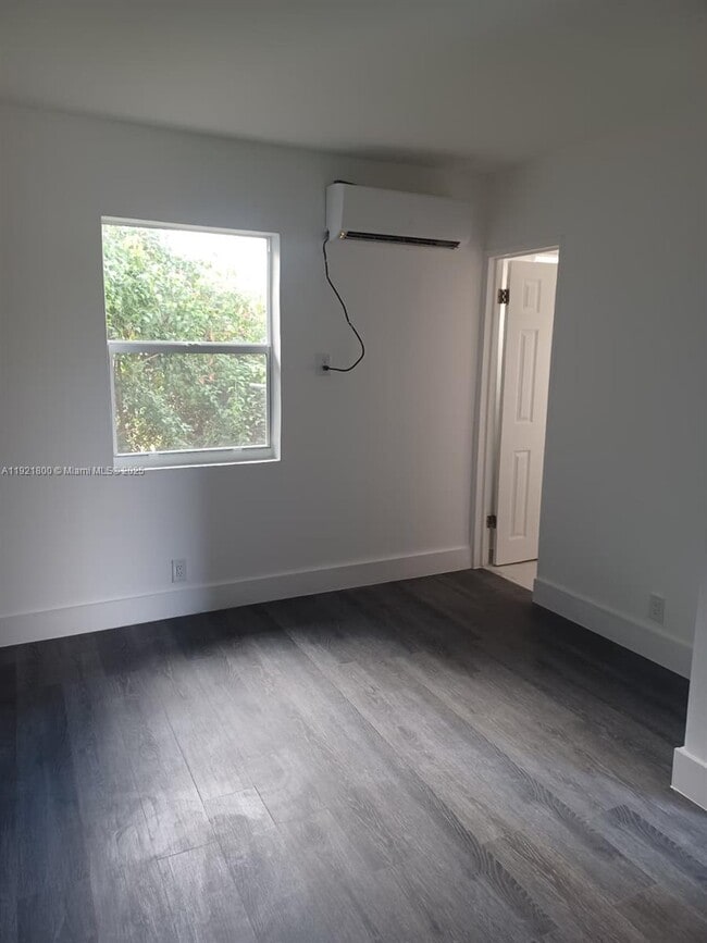 1845 Dixieana St in Hollywood, FL - Foto de edificio - Building Photo