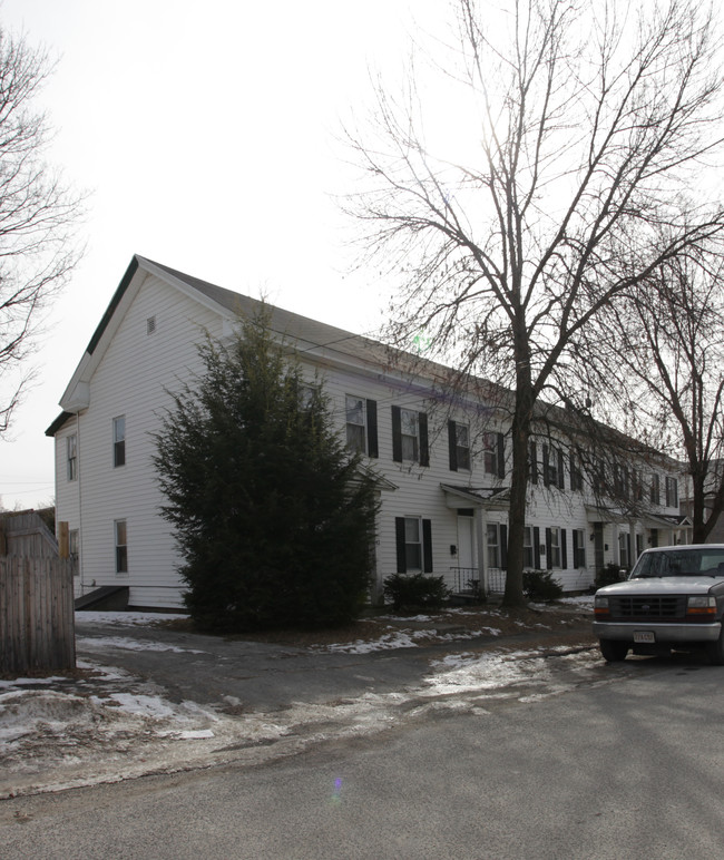 74 Wellington Ave in Pittsfield, MA - Foto de edificio - Building Photo