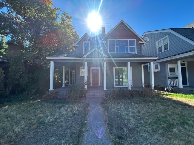 2211 W Broadway Ave in Spokane, WA - Building Photo - Building Photo