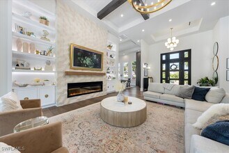 521 Neapolitan Ln in Naples, FL - Foto de edificio - Building Photo