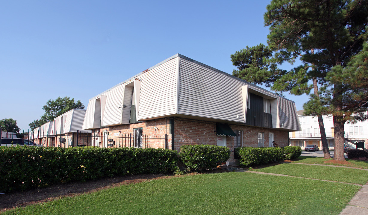 Chateau Royal Townhouse Apartments in Gretna, LA - Building Photo