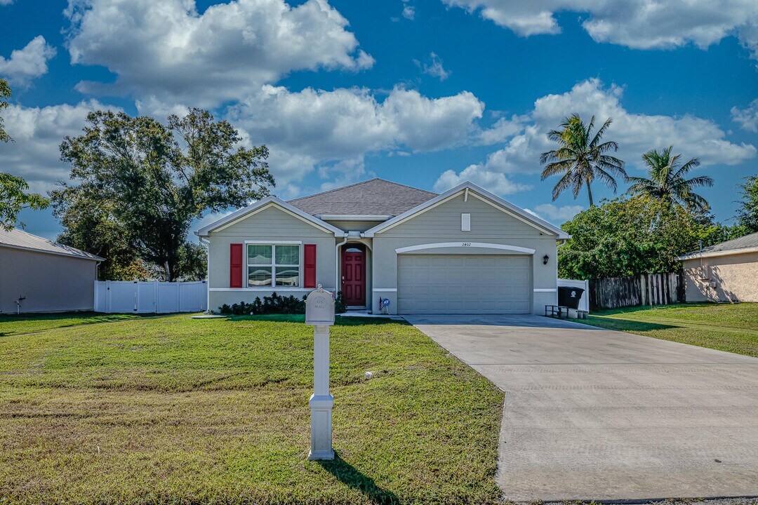2402 SE Gillette Ave in Port St. Lucie, FL - Building Photo
