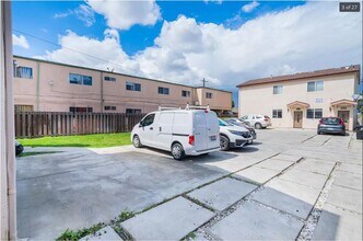 713 W 80th St in Los Angeles, CA - Building Photo - Building Photo