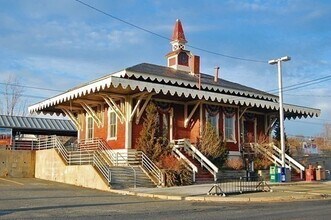 106 Burrill St, Unit 2 in Swampscott, MA - Building Photo - Building Photo