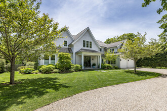 9 Holly Way in Amagansett, NY - Building Photo - Building Photo