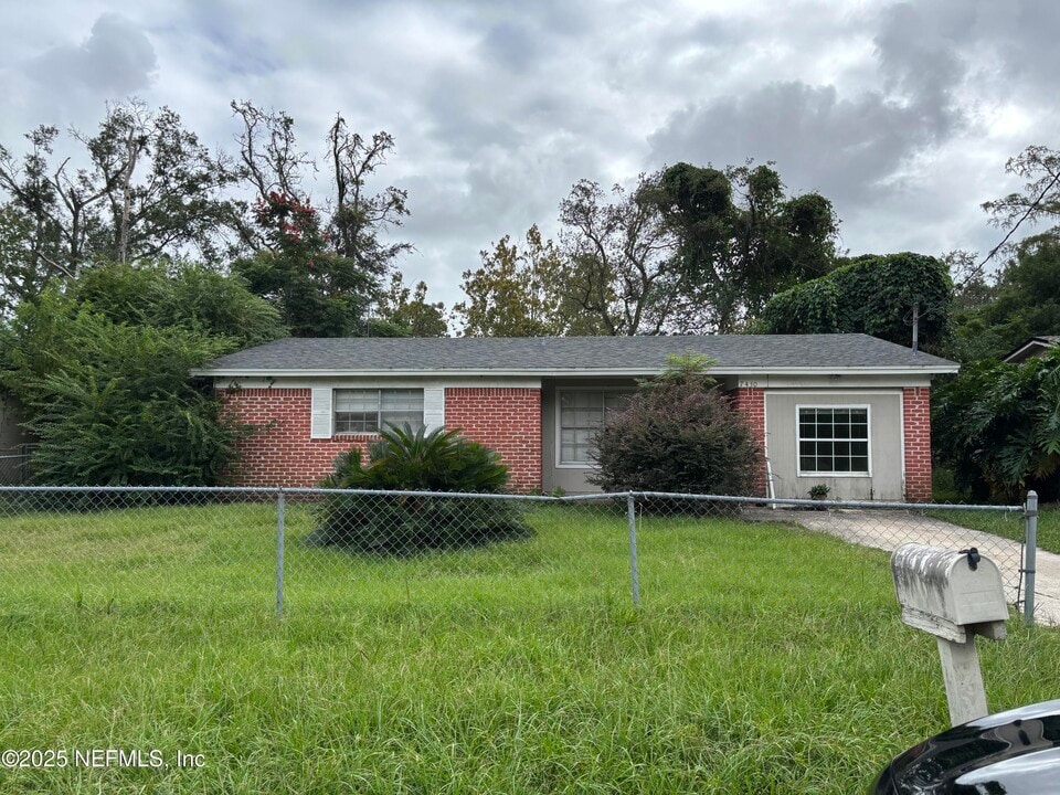 7430 Jade Dr N in Jacksonville, FL - Building Photo