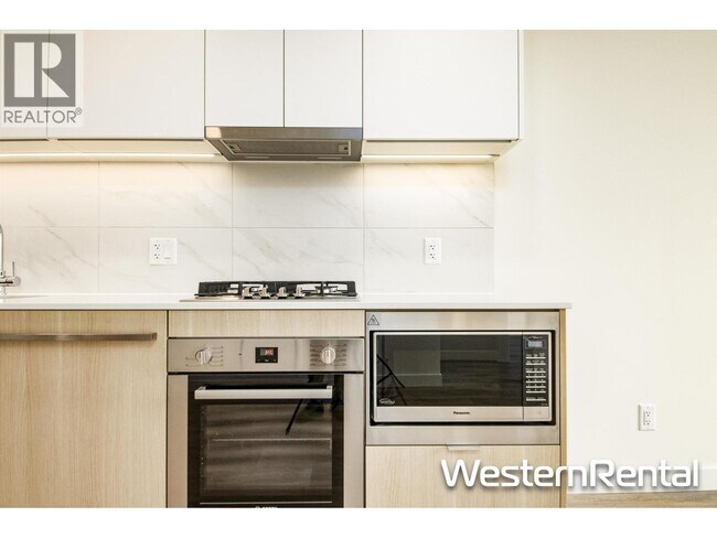 318 Alderson Ave in Coquitlam, BC - Building Photo - Building Photo