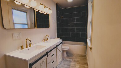 2110 Howell St, Unit 1 in Covington, KY - Foto de edificio - Building Photo