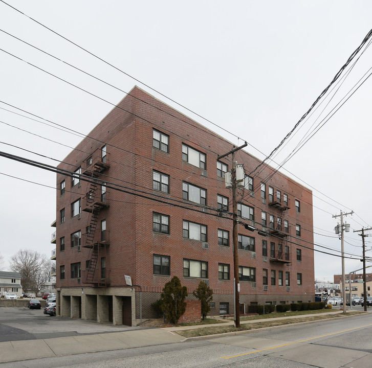 Heritage House in Mineola, NY - Building Photo