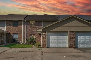13231 Bluff View Dr in Willis, TX - Building Photo