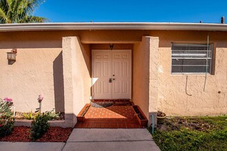 9131 Pine Springs Dr in Boca Raton, FL - Building Photo - Building Photo