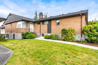 8394 31st Ave NW in Seattle, WA - Foto de edificio - Building Photo