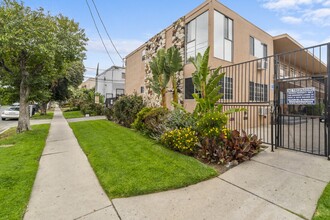 18325 Malden St in Northridge, CA - Foto de edificio - Building Photo