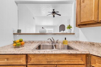 7227 Greenyard Dr in Houston, TX - Building Photo - Building Photo