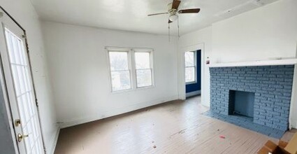 5207 Montgomery Rd in Cincinnati, OH - Building Photo - Interior Photo