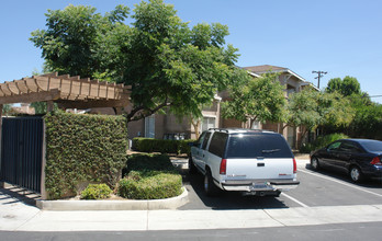 Summerhill Apartments in Bakersfield, CA - Building Photo - Building Photo