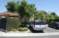 Summerhill Apartments in Bakersfield, CA - Foto de edificio - Building Photo