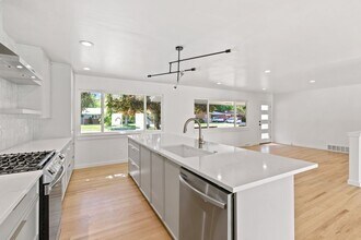 884 S Ivy St in Denver, CO - Building Photo - Building Photo
