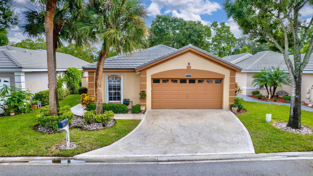 129 Harbor Lake Cir in Greenacres, FL - Building Photo