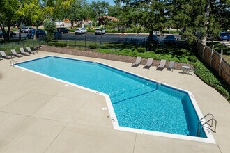 Natural Falls Resort Apartments in Woodridge, IL - Foto de edificio - Building Photo