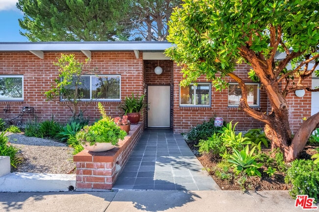 16798 Charmel Ln in Los Angeles, CA - Building Photo - Building Photo