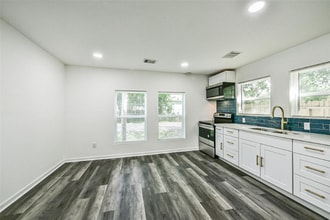 4318 1st St in Bacliff, TX - Foto de edificio - Building Photo