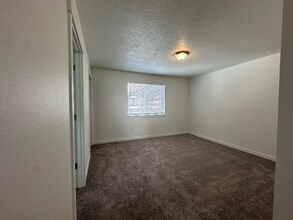 679 NE Autumn Ridge Dr in McMinnville, OR - Foto de edificio - Building Photo