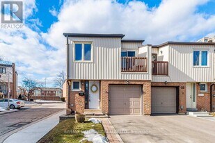 15 Guildwood Pkwy in Toronto, ON - Building Photo