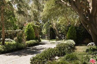 6825 Zumirez Dr in Malibu, CA - Building Photo - Building Photo