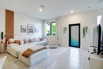 4656 NW 83rd Path in Doral, FL - Building Photo - Building Photo