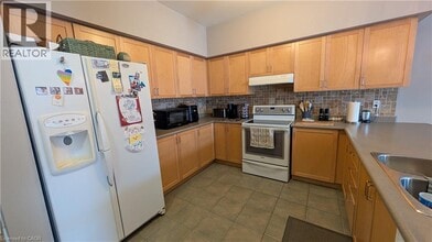 81 Valridge Dr in Ancaster, ON - Building Photo - Building Photo