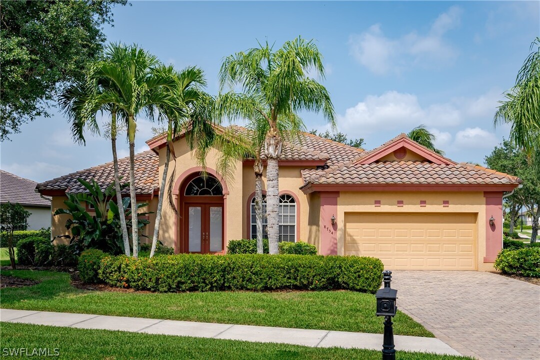 8754 Hideaway Harbor Ct in Naples, FL - Building Photo