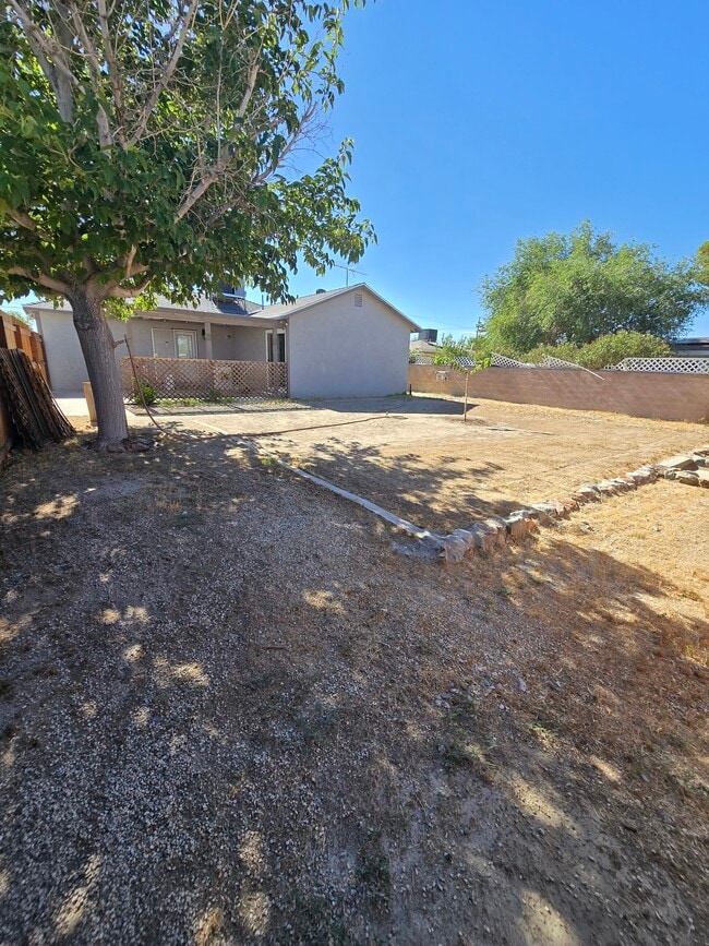 43309 18th St W in Lancaster, CA - Foto de edificio - Building Photo
