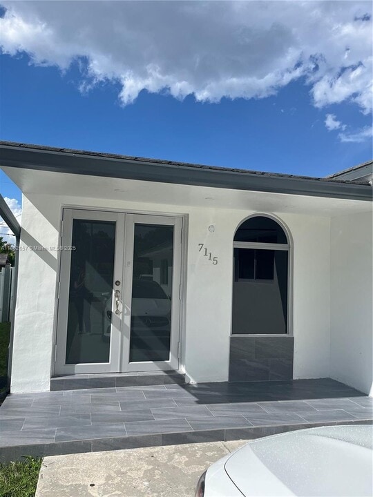 7113 SW 21st St in Miami, FL - Building Photo