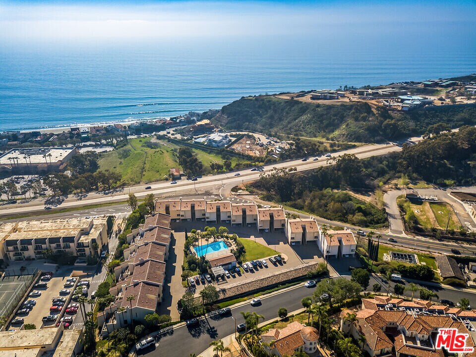 23904 De Ville Way in Malibu, CA - Building Photo