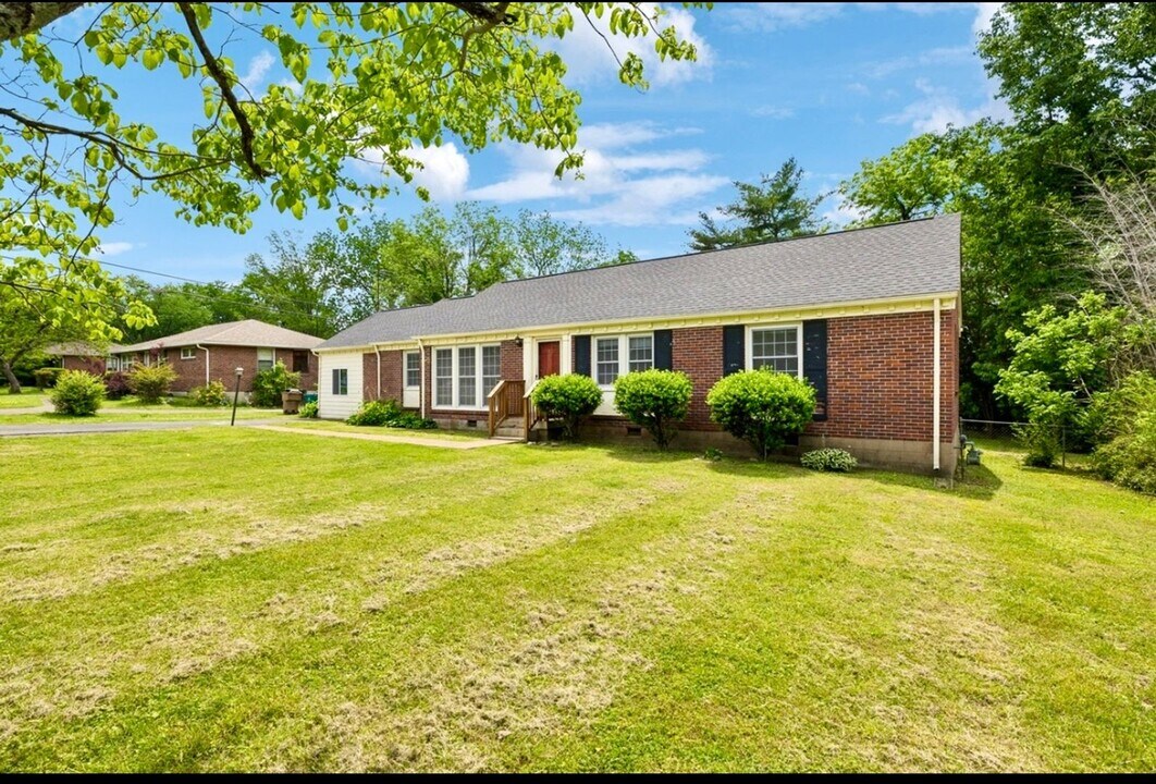 2211 June Dr in Nashville, TN - Building Photo
