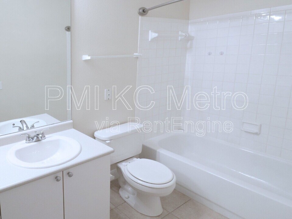 11624 Tomahawk Creek Pkwy in Leawood, KS - Building Photo
