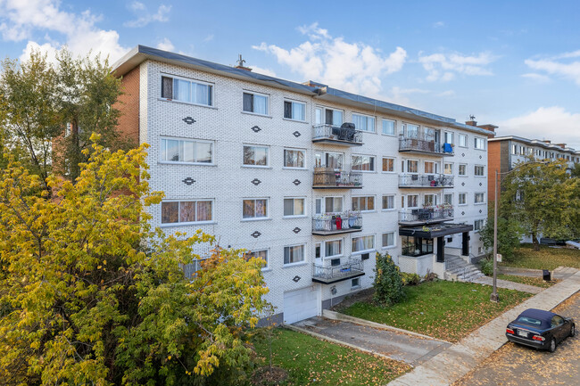 2825 Louis-Paré Rue in Montréal, QC - Building Photo - Building Photo